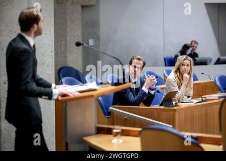 L'AIA - Christophe van der MaatSottosegretario di Stato alla difesa e Kajsa Ollongren Ministro della difesa durante un dibattito alla camera dei rappresentanti sul bilancio della difesa per il 2024. ANP ROBIN VAN LONKHUIJSEN netherlands Out - belgio Out Foto Stock