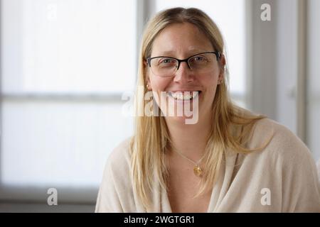 Donna bionda al chiuso, Milano, Italia. Foto Stock