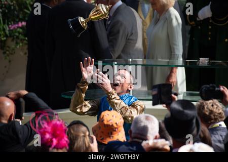 IMMAGINI DEI FILE. 6 febbraio 2024. Jockey Frankie Dettori lancia in aria la Gold Cup. Re Carlo III e la regina Camilla presentano la Gold Cup alle corse di Ascot il giorno delle signore. Jockey Frankie Dettori ha vinto la Gold Cup sul cavallo Courage Mon ami. Questa fu la sua 79a vittoria reale di Ascot. Proprietari vincitori della Wathan Racing, allenatori John e Thady Gosden. Crediti: Maureen McLean/Alamy Foto Stock