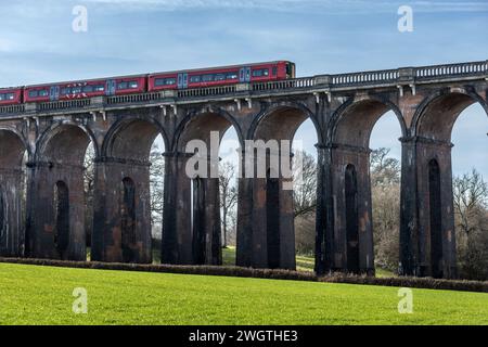 Haywards Heath, 1 febbraio 2024: Un treno sul viadotto della valle di Ouse Foto Stock
