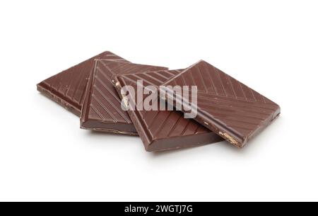 Qualche pezzo di cioccolato fondente isolato su bianco. Foto Stock