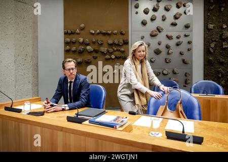 L'AIA - Christophe van der MaatSottosegretario di Stato alla difesa e Kajsa Ollongren Ministro della difesa durante un dibattito alla camera dei rappresentanti sul bilancio della difesa per il 2024. ANP ROBIN VAN LONKHUIJSEN netherlands Out - belgio Out Foto Stock