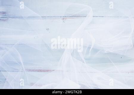 Tulle bianco su sfondo azzurro. Vista dal piano d'esame con spazio libero per il testo. Foto Stock