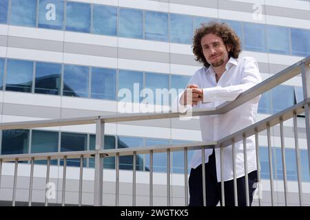 Uomo in città, Milano, Italia. Foto Stock
