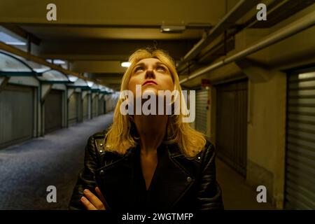 Giovane donna bionda al chiuso, Milano, Italia. Foto Stock