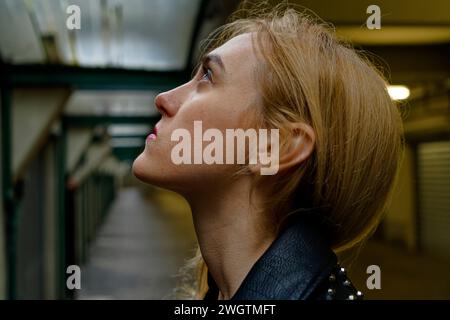 Giovane donna bionda al chiuso, Milano, Italia. Foto Stock