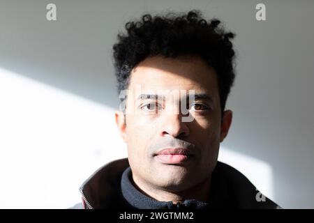 Ritratto di giovane uomo di razza mista Foto Stock