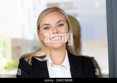 Donna d'affari con lunghi capelli biondi Foto Stock