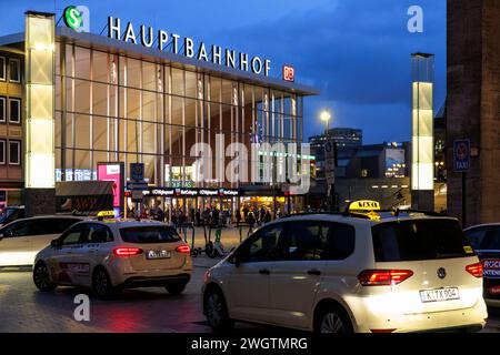 I taxi si trovano nella piazza di fronte alla stazione centrale, Colonia, Germania. Taxi am Bahnhofsvorplatz, Hauptbahnhof, Koeln, Deutschland. Foto Stock