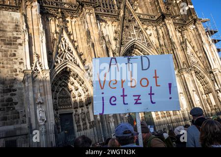 La gente protesta davanti alla cattedrale contro l'estremismo di destra e l'AFD, per la democrazia e i diritti fondamentali, Colonia, Germania. 27 gennaio 202 Foto Stock