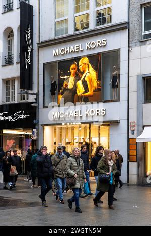 Negozio Michael Kors sulla via dello shopping Hohe Strasse, Colonia, Germania. Negozio Michael Kors a der Fussgaengerzone Hohe Strasse, Koeln, Germania. Foto Stock