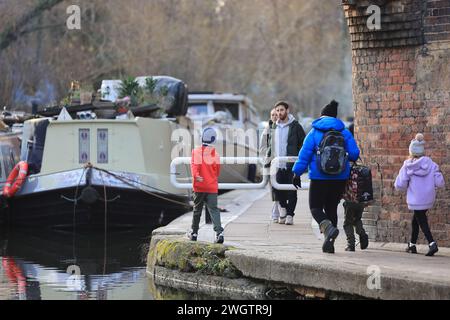 Camminando lungo il sentiero della città in inverno, vicino alle chiatte del Regents Canal a Kings Cross, a nord di Londra, Regno Unito Foto Stock