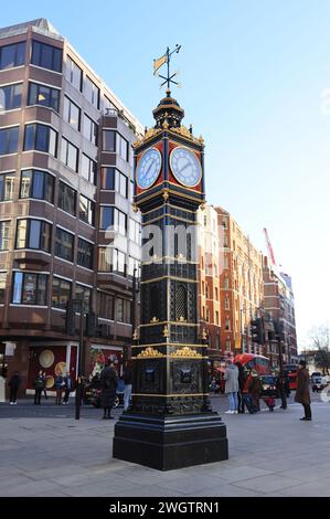 Little Ben Clock, una torre dell'orologio in ghisa in miniatura, all'incrocio tra Vauxhall Bridge Road e Victoria Street, vicino alla stazione, Londra, Regno Unito Foto Stock