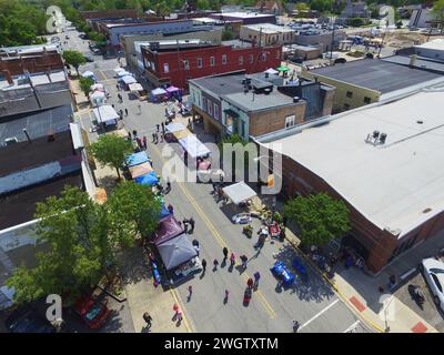 Vista aerea della fiera di Small Town Street con tende colorate ad Auburn, Indiana Foto Stock