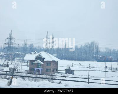 Srinagar, India. 4 febbraio 2024. 5 febbraio 2024, Srinagar, India: Una nevicata fresca ha colpito la periferia del Kashmir mettendo in allerta diverse parti della valle del Kashmir a causa della neve. Il 5 febbraio 2024 a Srinagar, India. (Foto di t Umer Qadir/ Eyepix Group/Sipa USA) credito: SIPA USA/Alamy Live News Foto Stock