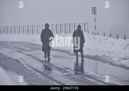 Srinagar, India. 4 febbraio 2024. 5 febbraio 2024, Srinagar, India: Una nevicata fresca ha colpito la periferia del Kashmir mettendo in allerta diverse parti della valle del Kashmir a causa della neve. Il 5 febbraio 2024 a Srinagar, India. (Foto di t Umer Qadir/ Eyepix Group/Sipa USA) credito: SIPA USA/Alamy Live News Foto Stock