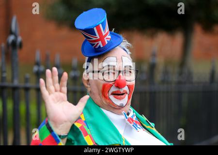 Londra, Regno Unito. 4 febbraio 2024. Un clown arriva alla All Saints Church di Londra est per il 78th Annual Grimaldi Memorial Service in memoria di Joseph Grimaldi. (Immagine di credito: © Steve Taylor/SOPA Images via ZUMA Press Wire) SOLO PER USO EDITORIALE! Non per USO commerciale! Foto Stock