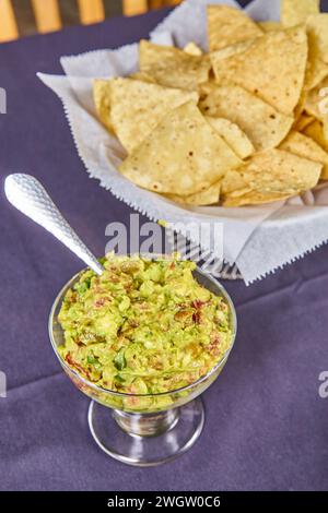 Guacamole fresco con tortilla Chips - primo piano a livello degli occhi Foto Stock