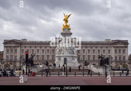 Londra, Regno Unito. 6 febbraio 2024. Visione generale di Buckingham Palace in seguito all'annuncio che re Carlo III è stato diagnosticato un cancro. (Foto di Vuk Valcic/SOPA Images/Sipa USA) credito: SIPA USA/Alamy Live News Foto Stock