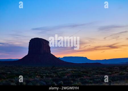 Crepuscolo Monolith in Desert Landscape, Arizona - Blue Hour Serenity Foto Stock
