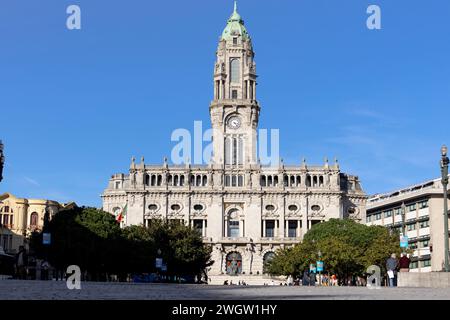 Porto, Portogallo - 02.2024: Municipio di Porto (Camara Municipal do Porto) e Piazza General Humberto Delgado (Praca General Humberto Delgado) in Foto Stock