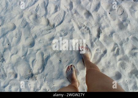 Sabbia bianca soffice su un'isola nel mare delle Andamane, Krabi, Thailandia Foto Stock