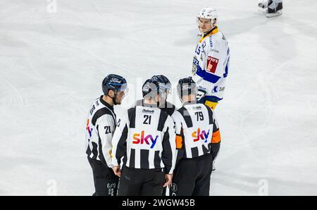 EHC Kloten - EV Zug, Stimo Arena, National League NL, stagione regolare: Die vier unterparteischen Schiedsrichter #26 Benjamin Francey, #21 Michael Stal Foto Stock