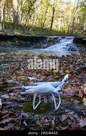 Autumn Drone Adventure by Waterfall in Forest - Low Angle View Foto Stock