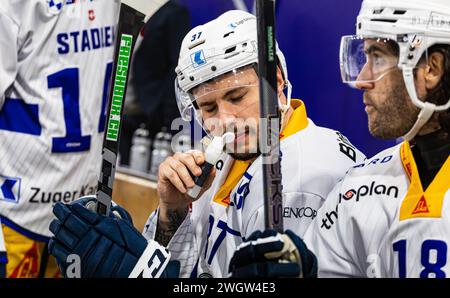 EHC Kloten - EV Zug, Stimo Arena, National League NL, stagione regolare: Verteidiger #37 Elia Riva (Zug) riecht an einer kleinen Flasche. (Kloten, Schwei Foto Stock