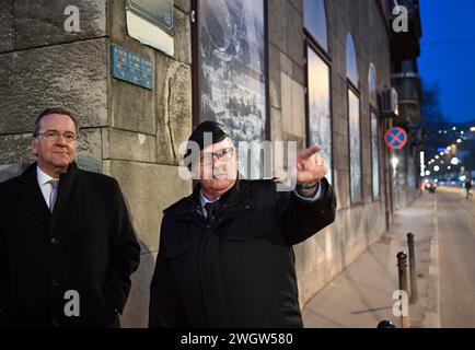 Sarajevo, Bosnia Erzegovina. 6 febbraio 2024. Boris Pistorius (l, SPD), ministro federale della difesa, visita il luogo dell'assassinio dell'erede al trono Francesco Ferdinando nel 1914 nella città vecchia sotto la guida dell'addetto militare Franz-Josef Nolte (r). Pistorius è in viaggio nei Balcani della durata di diversi giorni. Credito: Soeren Stache/dpa/Alamy Live News Foto Stock