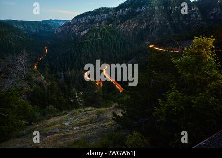 Twilight Serpentine Mountain Road e Light Trails a Sedona Foto Stock