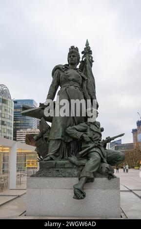 Parigi, Francia, la Défense de Paris è una statua in bronzo dello scultore francese Louis-Ernest Barrias, solo editoriale. Foto Stock