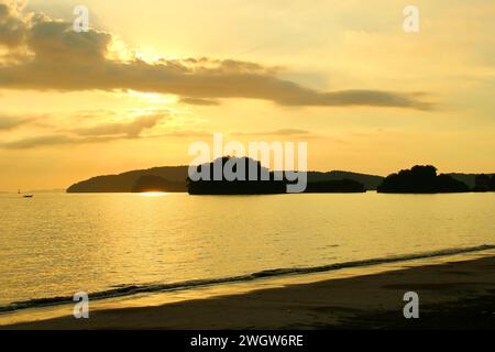 Vista del tramonto della spiaggia di Nopparat e del mare di Ao Nang Foto Stock