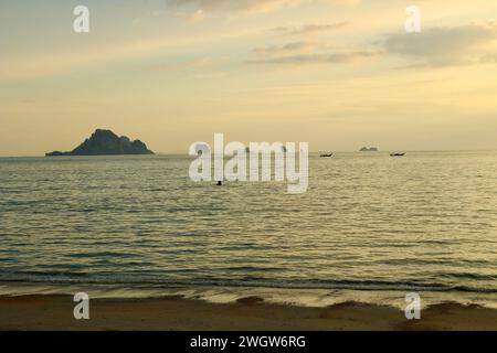 Vista del tramonto della spiaggia di Nopparat e del mare di Ao Nang Foto Stock