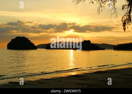 Vista del tramonto della spiaggia di Nopparat e del mare di Ao Nang Foto Stock