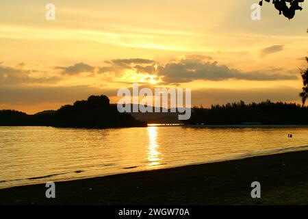 Vista del tramonto della spiaggia di Nopparat e del mare di Ao Nang Foto Stock