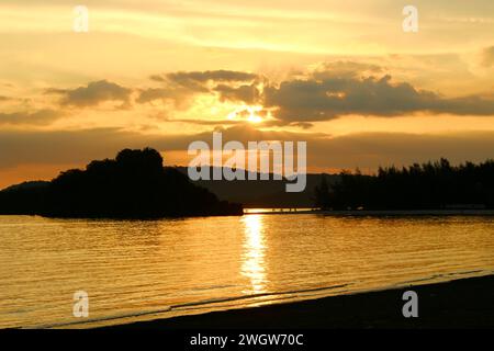 Vista del tramonto della spiaggia di Nopparat e del mare di Ao Nang Foto Stock