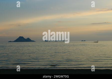 Vista del tramonto della spiaggia di Nopparat e del mare di Ao Nang Foto Stock