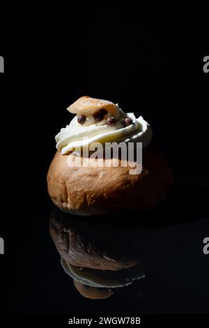 Il Semla o vastlakukkel è un tradizionale rotolo dolce con panna montata prodotto nei paesi scandinavi e baltici Foto Stock