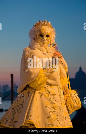 VENEZIA, ITALIA, 4 febbraio 2024: Il Carnevale di Venezia è un festival famoso in tutto il mondo per i suoi elaborati costumi Foto Stock