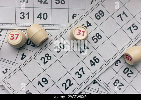 Sfondo del gioco lotto. Stile di vita nostalgico. Giochi da tavolo. Giochi retrò. Tempo di divertimento. Barili con numeri e carte di carta per giocare a bingo. Vacanza di piacere. Foto Stock