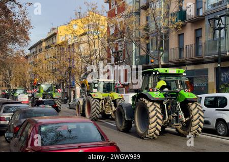Centinaia di trattori bloccano diverse strade in Aragona ed entrano a Saragozza, in segno di protesta contro le normative comunitarie e chiedendo più aiuto al governo Foto Stock