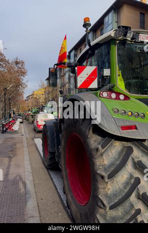 Centinaia di trattori bloccano diverse strade in Aragona ed entrano a Saragozza, in segno di protesta contro le normative comunitarie e chiedendo più aiuto al governo Foto Stock