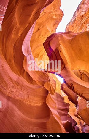 Onde di pietra arenaria dell'Antelope Canyon con Sky View Foto Stock