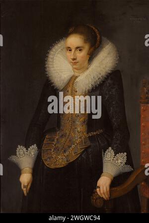Ritratto di Catharina Fourmenois (1598-1665), Salomon Mesdach (attribuito a), 1619 dipinto Ritratto di Catharina Fourmenois, moglie di Pieter Boudaen Courten. In piedi, a metà strada, la mano sinistra appoggiata sul corrimano di una sedia. Sul retro lo stemma della famiglia, un'iscrizione e la figura 28. Pendente SK-A-2068. pannello. Pittura a olio (vernice) persone storiche - BB - donna Middelburg Foto Stock