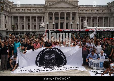 Buenos Aires, Argentina. 6 febbraio 2024. I fotografi della stampa e gli operatori dei media tengono una protesta davanti al congresso nazionale per il ripudio delle aggressioni e degli arresti da parte della polizia durante le recenti manifestazioni. Foto Stock