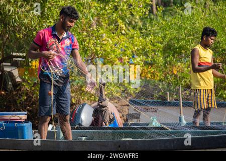 Agonda, Goa, India, pescatori che preparano una rete da pesca sulla barca, solo editoriale. Foto Stock