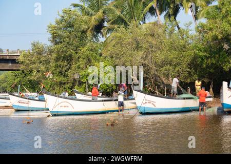 Agonda, Goa, India, pescatori che preparano una rete da pesca sulla barca, solo editoriale. Foto Stock