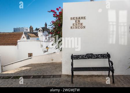 Bell'angolo situato su una strada a Vejer de la Frontera, chiamata Besame EN Este Rincon (baciami in questo angolo). Cultura spagnola, Foto Stock