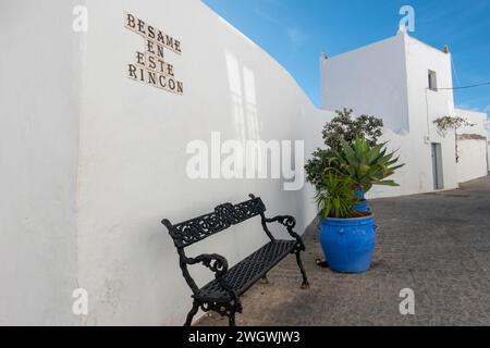 Bell'angolo situato su una strada a Vejer de la Frontera, chiamata Besame EN Este Rincon (baciami in questo angolo). Cultura spagnola, Foto Stock